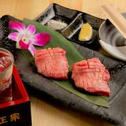 肉好きなグルメの方がお一人で来店されることも多い店。カウンター席はありませんが、落ち着いてくつろげるBOXタイプのテーブル席に1名様もご案内。広々した空間で、Myペースで極上肉を満喫できます。