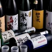 カウンターに並ぶワイン、焼酎などのアルコール類の種類は豊富。特に日本酒は地元22蔵から仕入れていて約40種のラインナップ。自慢の地酒を気軽に飲み比べで楽しむのもいいかも。