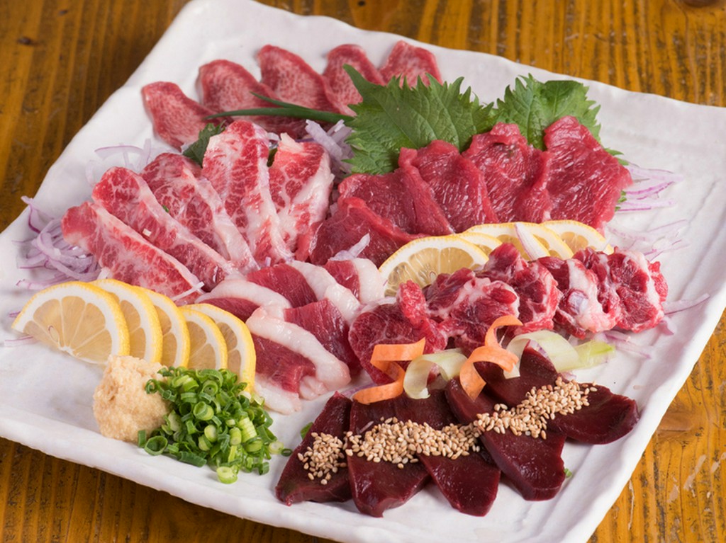 馬刺し好きには外せない。馬肉の美味しさが満喫できる各種部位が豊富に揃っている『馬刺』