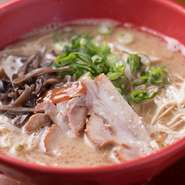 約16時間じっくり国産の豚頭を煮込んだ、とんこつスープが自慢。専門の職人が手間ひまかけて旨味を引き出し、3種の『とんこつラーメン』に仕上げてくれます。コクがあり、きめ細かいスープは後引く美味しさです。