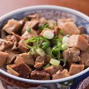 バラチャーシューは、安全性と等級の高いデンマーク産やベルギー産の「上質な豚肉」を使用。とろける脂がラーメンと相まって旨みがアップします。ラーメンのお供にちょうどいい『ちょっとチャー丼』もあります。