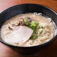 （初めての方は、このラーメンをどうぞ。）当店の基本のラーメンです。あっさりした中にコクがあり、キメの細かいスープです。チャーシューは、九州産のモモ肉をのせています。