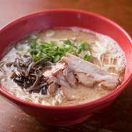 （こってりしてますが、繊細な味。）背脂が溶け込み、まろやかさとこってり感を出しています。赤い辛味噌で、味の変化をお楽しみください。チャーシューは、バラ肉をのせています。