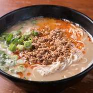 （ちょっと辛くて甘い、スタミナラーメンです。）九州産のモモ肉ミンチをふんだんに使用した自家製の肉味噌をのせました。辛さと甘味がスープによくなじみ麺によくからみます。