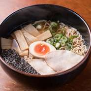 （自家製、鶏がらスープのラーメンです。）若鶏の鶏がらを、数種の野菜と果物とともに約14時間の工程で煮出したスープです。あっさりして、風味豊かです。