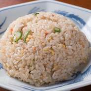 中華仕込のチャーハンです。独自の味付けが風味よく、大人気商品です。大盛　680円、半チャーハン　400円