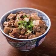 自家製のバラチャーシューを特性のタレで漬け込み、ごはんの上にのせました。生たまごの黄身をまぜると、まろやかな味になります。大盛　680円、ちょっとチャー丼　400円