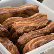 時間をかけて煮込み、特製甘辛醤油を染み込ませた『バラチャーシュー』。ヨーロッパ産「豚バラ」は、EUの厳しい検査を通過した、上等な豚肉です。甘みと旨味がたっぷりで、丼のご飯にほんのり移るたれも絶品です。