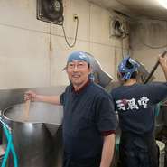 店舗の隣にスープ工場をつくり、ラーメンの味を確立させた野田氏。開店20年の月日をかけて築き上げた、常連を大切に新たなゲストにも「この味を多くの人に」という思いで、日々“真面目に楽しく”営業しています。