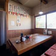 広々とした客席で、家族や友人たちと和やかに過ごせます。一人で気軽にラーメンをサクッと食べて満足できるだけでなく、食後の会話を楽しむこともできます。通し営業なので、都合に合わせていつでも訪れられます。