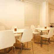 白を基調にした明るい店内は、落ち着いて食事ができる空間になっています。2名掛け、4名掛け、6名掛けのテーブル席があり、友達同士やご家族、また職場の同僚との食事など幅広いニーズに応えることができます。
