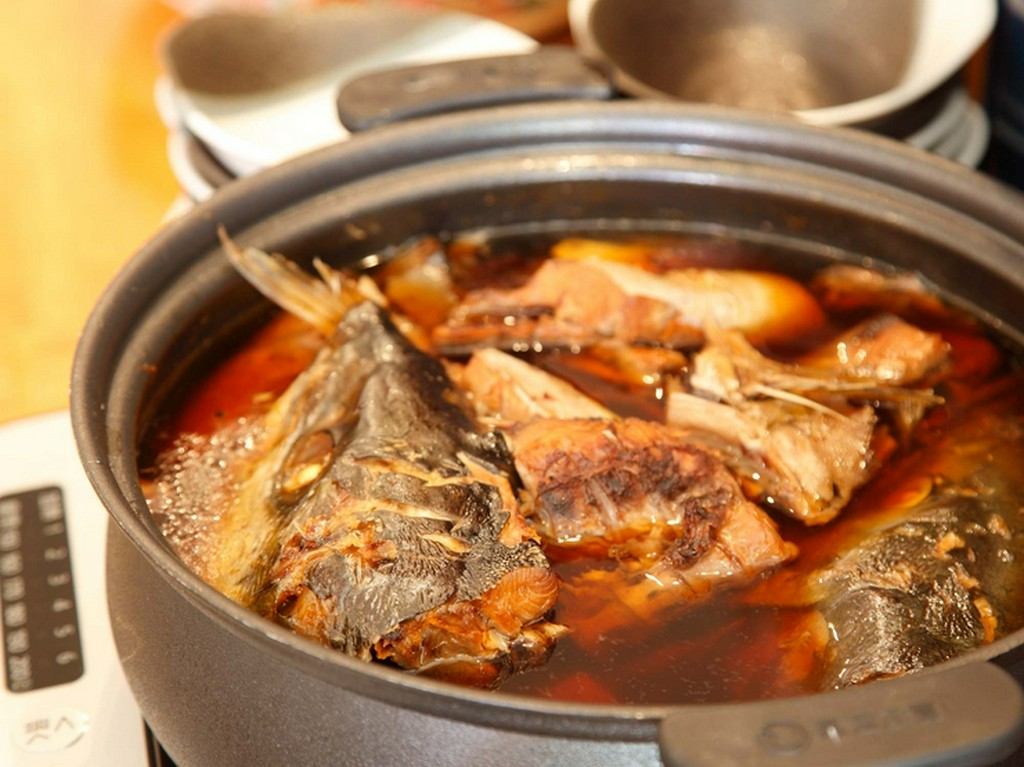 一口食べれば鮮度のよい魚であることがすぐにわかる、1匹丸ごと仕入れた魚をつかった『アラ煮』