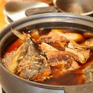 千葉県などで水揚げされる新鮮な魚を使っています。ホクホクの身と魚の旨みが溶けだした煮汁は、ごはんのお供に最適。季節により魚の種類が変わるので、新たな味に出合える楽しみが増えます。（料理は一例として）