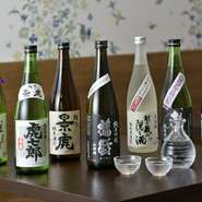 料理との相性も考えて、実際に自分の舌で美味しいと感じた日本酒を新潟県産を中心にラインナップ。また定番のビールをはじめ、焼酎やワインも豊富に取り揃えています。