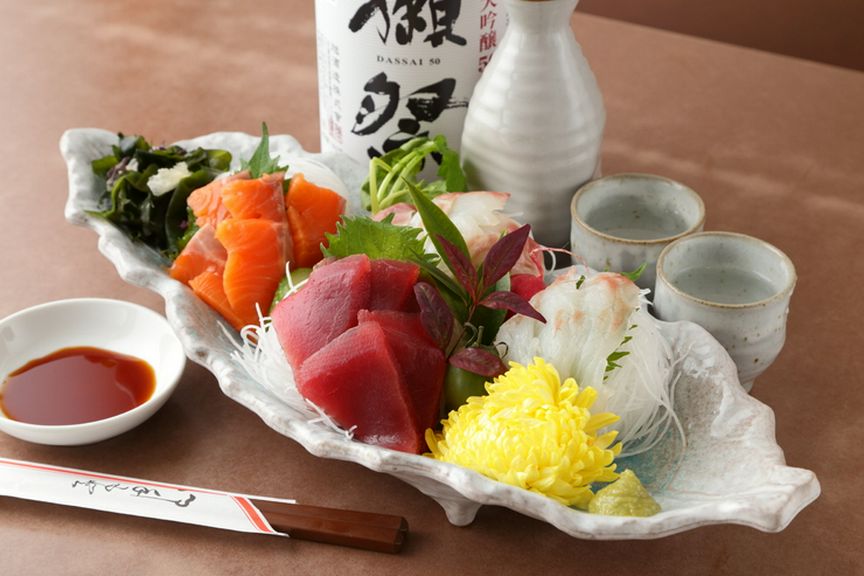 季節の旬の魚介類を使用した『本日の刺身三点盛り合せ』