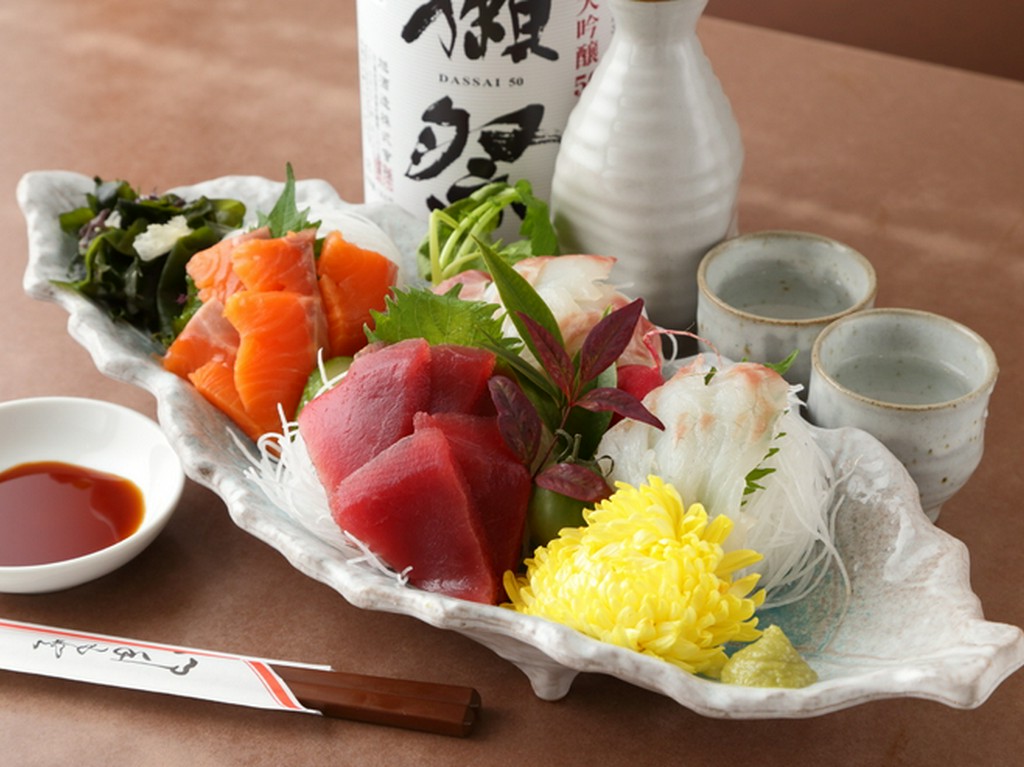 季節の旬の魚介類を使用した『本日の刺身三点盛り合せ』