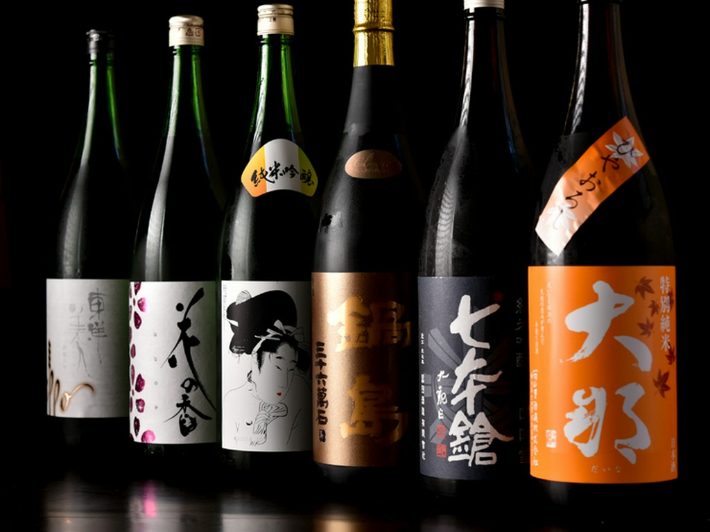 日本各地の旨い地酒を選りすぐり。入れ替わりで新しい味が登場