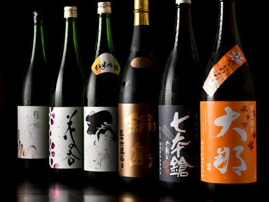 日本各地の旨い地酒を選りすぐり。入れ替わりで新しい味が登場