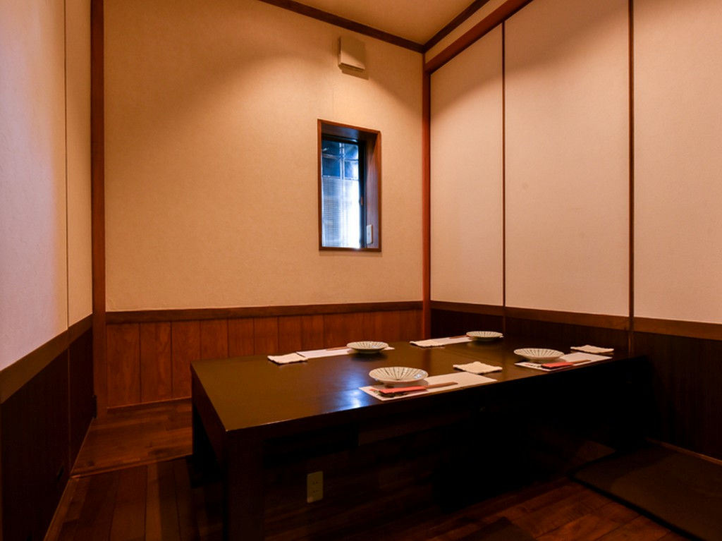 最大14名様までOK。落ち着いてくつろげる純和風個室を用意