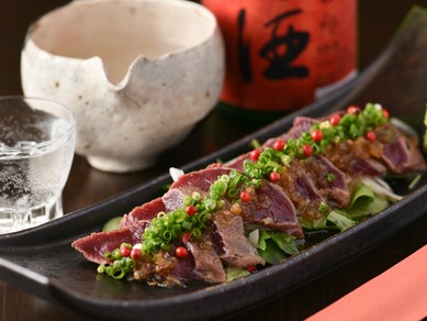 鮮魚や旬菜の一品、熊本産馬肉や鹿肉の料理が充実