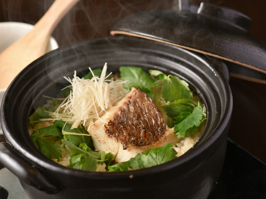 〆の楽しみ。土鍋の炊き立てをどうぞ『季節の炊き込みご飯』（1合～）