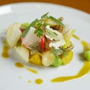 魚介に軽く火を通して旬の野菜と合わせた料理は、ヘルシーで多くの女性たちを喜ばせています。素材をきちんを主張させつつもまとまりを持たせ、満足のいく料理に仕立てます。