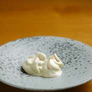 ふらりと気の向くままに過ごしたい夜は、贅沢な時間の使い方をしてみませんか？　新鮮な白子に合わせているのは、シャンピニオン・ド・パリのホワイトソース。クリーミーで上品な香りが広がります。