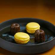 艶やかな生地に滑らかなフィリングを挟んだ甘い『マカロン』と、たっぷりのチョコレートが練り込まれた濃厚な味わいの『カヌレ』。食事の後には、最後にふさわしいスイーツをいただくことができます。