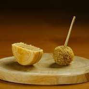 口どけの良い鴨のフォアグラを挟んだ最中。フォアグラはコンフィされ、最中種（最中の皮）との間には季節のフルーツでつくられたコンフィチュールが入っています。