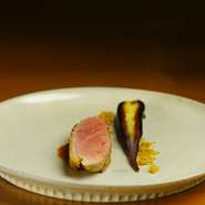 炭火でじっくりと焼き上げることで、鴨胸肉をしっとりと仕上げることに成功。鴨肉の旨味が内側に閉じ込められており、噛みしめるたび肉汁が口の中に広がります。