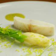 天草で水揚げされた地魚をメインに使用。優しく火入れをされているため魚の風味を損なうことなく、ソースでそれぞれの魚が持つキャラクターを引き出しています。