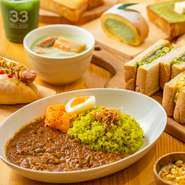 緑効青汁はお子様でも飲みやすい味わい。青汁使用のソフトクリームやケーキ＆焼菓子、青汁以外のドリンクも。身体に良いものにこだわったメニューで、小さなお子様をお連れの方でも安心。ママ会にもぴったり。
