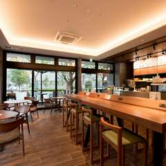 木のぬくもりと落ち着いた空間でくつろぎを