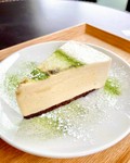 コーヒーのほろ苦さとキャラメルの甘さがマッチした大人な味のくちどけムースケーキ