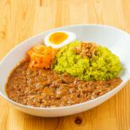 豚肉から溢れ出す旨み＆芳醇なスパイスの香りが食欲を刺激！
青汁とターメリックを混ぜ込んだ雑穀米、今までにない絶品新カレーライス