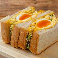 定番の美味しさリニューアル♪
半熟卵とたまごサラダをライ麦パンにサンド！栄養もボリュームも満点