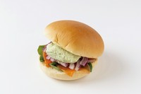 燻製の香りが豊潤なスモークサーモンと、青汁を練り込んだ優しい酸味のクリームチーズをふんだんに使用した絶品バーガーです。