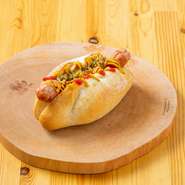 人気商品33CAFEホットドッグがパワーアップ！
保存料着色料不使用の九州産フランクフルト使用♪
しっかり歯応えのボリューミーさと軽やかな食感を兼ね備えた一品