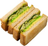 チキンの食感にアボカドのクリーミーな味わいがマッチ
バジルの香りが食欲を一層そそる！ライ麦パン使用