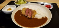 旨みがあり柔らかな希少部位使用！ジューシーな赤身の牛かつを香り高いスパイシーな特製カレーでどうぞ！※牛かつはハーフサイズになります。