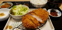 低温熟成肉使用！柔らかくジューシー！食べ応え抜群のロースとんかつです。
【内容】熟成ロースとんかつ/自家製もちもち豆富/サラダ/小鉢1種/付け合わせ/お味噌汁/白飯