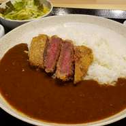 適度な脂と柔らかい肉質が特徴の、旨みたっぷりのジューシーな和牛かつを香り高いスパイシーな特製カレーでどうぞ！※和牛かつはハーフサイズになります。