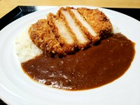 ボリューム満点の厚切りのロースとんかつカレー！辛口か甘口かお選びいただけます。(とんかつの揚げ時間に15分頂戴します)