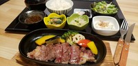 黒毛和牛のジューシーな旨味を熱々の鉄板ステーキでおたのしみください。