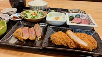 大人気の和牛かつと柔らかいヒレとんかつを一度に楽しめるスペシャル御膳です！
【内容】和牛かつ(ハーフ)/ヒレとんかつ/ローストビーフ/もちもち豆富/サラダ/小鉢２種/付け合わせ/お味噌汁/白飯