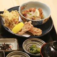 人気の『昆布〆鶏の唐揚げ』『塩麹チキン南蛮』『鶏天』を一度に味わえます！