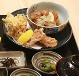 人気の『昆布〆鶏の唐揚げ』『塩麹チキン南蛮』『鶏天』を一度に味わえます！