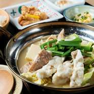 香ばしく炙られたプリプリのモツと、特製の味噌スープが絶妙！昆布〆鶏の唐揚げにもちもち豆富、明太子や小鉢付きのボリューム満点の御膳です。