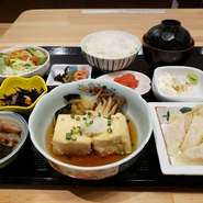 色々なお豆腐料理を楽しめるバラエティ豊かな和御膳です。