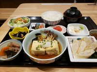 色々なお豆腐料理を楽しめるバラエティ豊かな和御膳です。